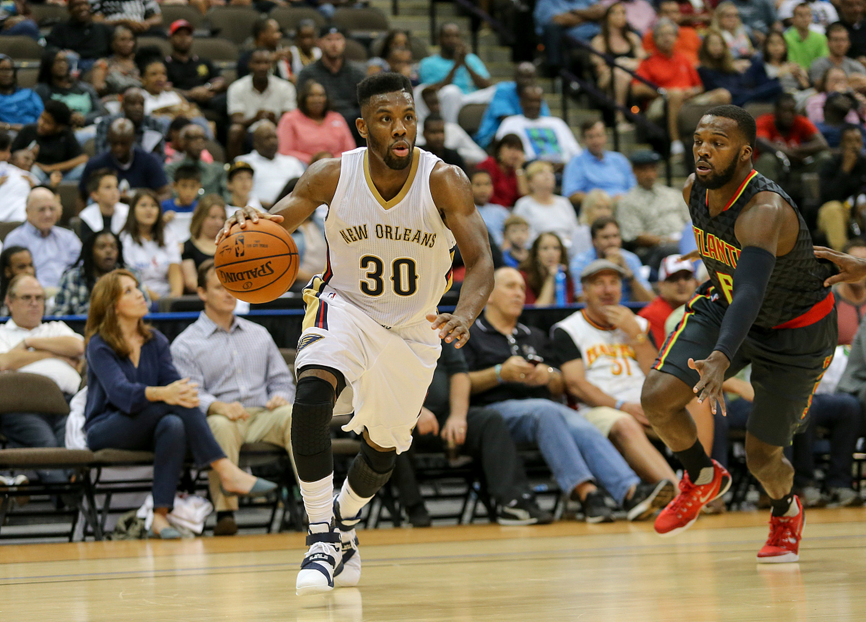 爱游戏在线-鹈鹕完胜日本男篮，布克关键制胜