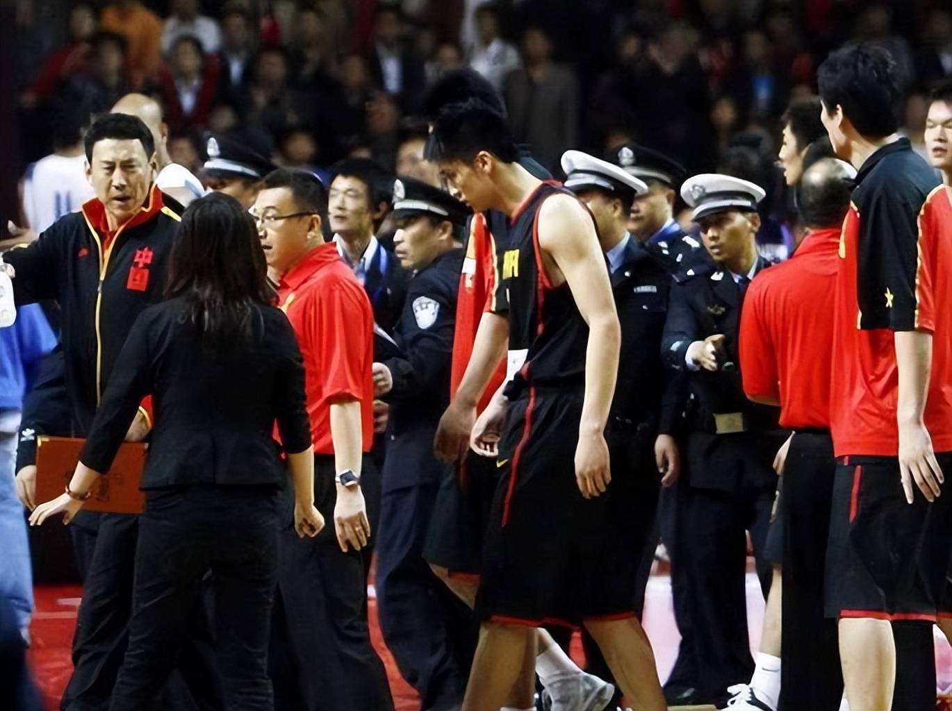 包含拳击队主教练发声，誓言带队登顶的词条