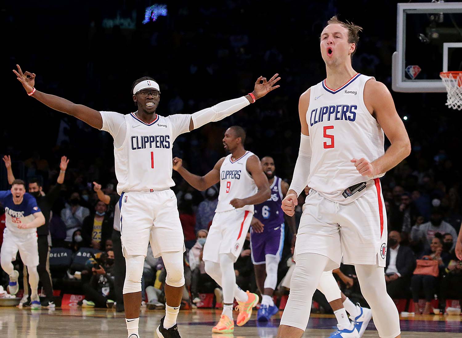 魔术鏖战青岛队，浓眉哥带队取胜