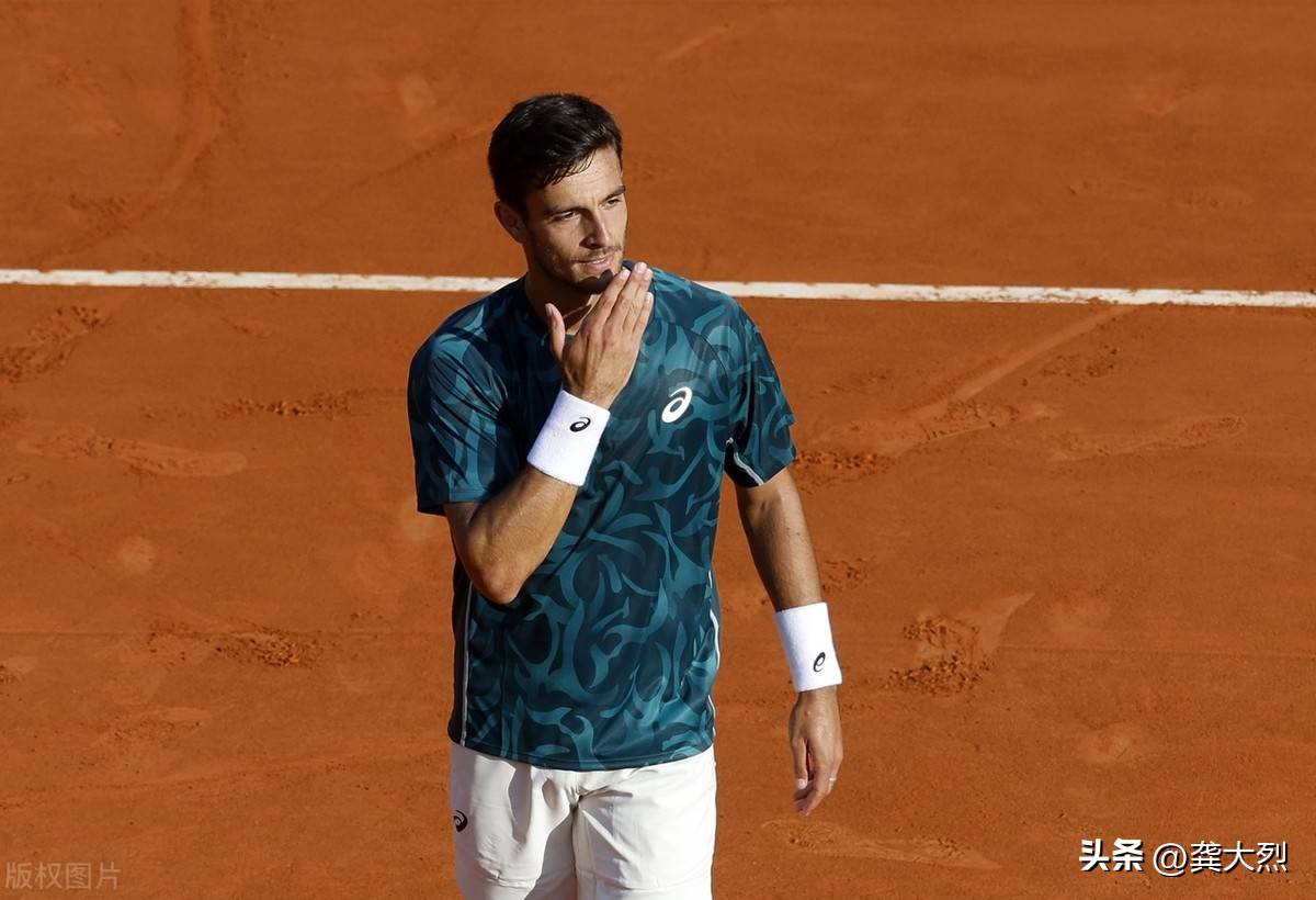 关于年终总决赛鏖战蒙特卡洛大师赛，西西帕斯关键制胜的信息