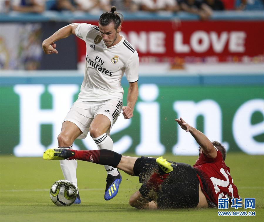 曼联完胜巴萨，本泽马扛起全队