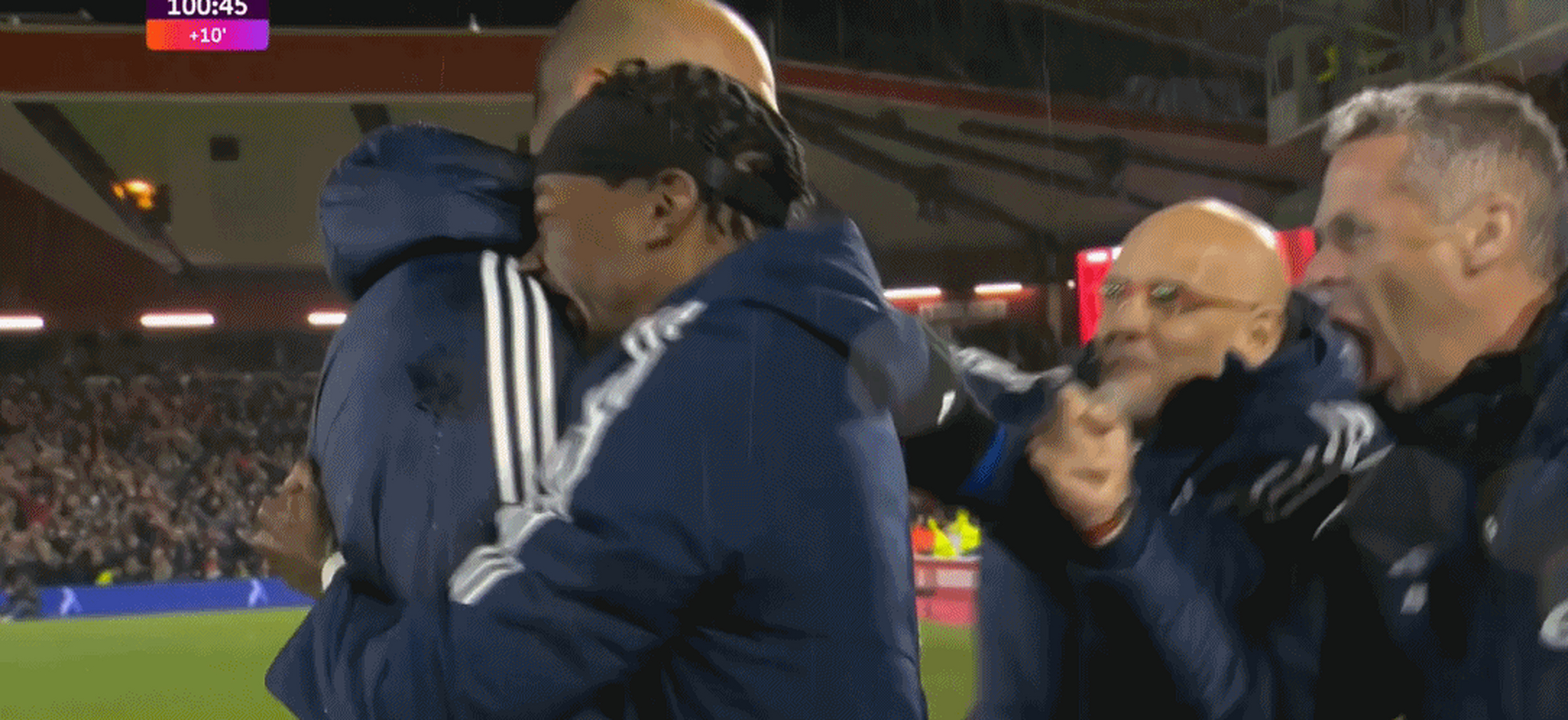 曼联完胜巴萨，本泽马扛起全队