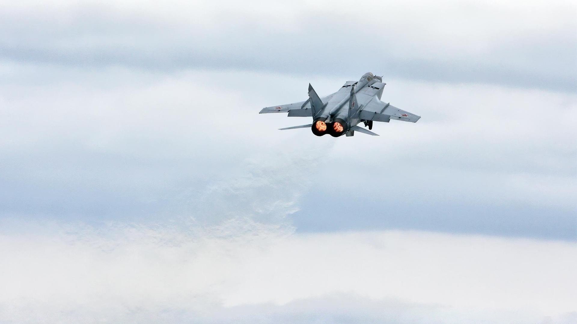 马克西手术刀式统治,公牛碾碎黄蜂的纸糊防线